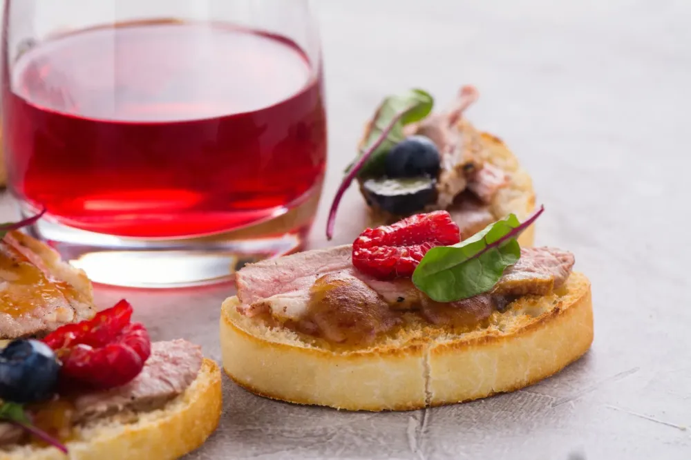 Toasts de magret de canard rôti, miel et framboise (6 personnes)